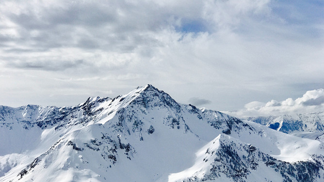 雪山山峰PPT背景图片