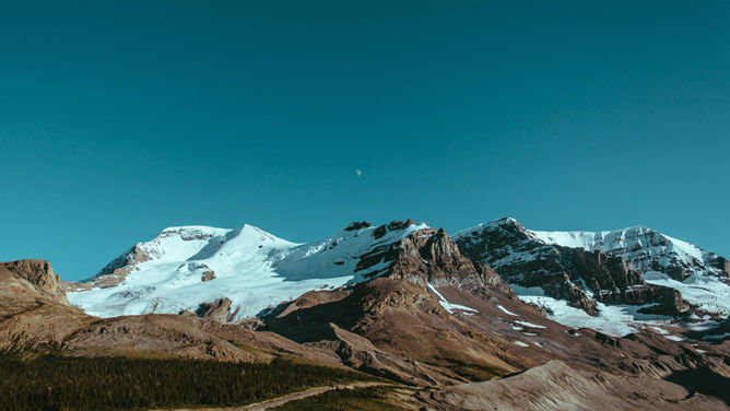 雄伟雪山风景PPT背景图片